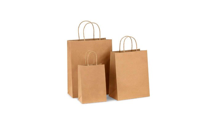 Bolsas de papel reciclado tres bolsas de cartón con manija en fondo blanco