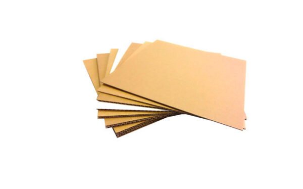 tableros de cartón, laminas corrugadas en fondo blanco